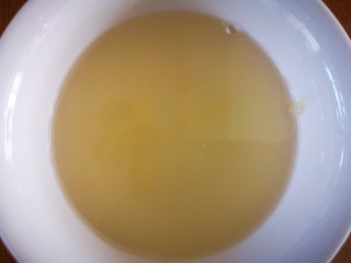 简版泰式柠檬虾,取好柠檬汁，加入50ml清水