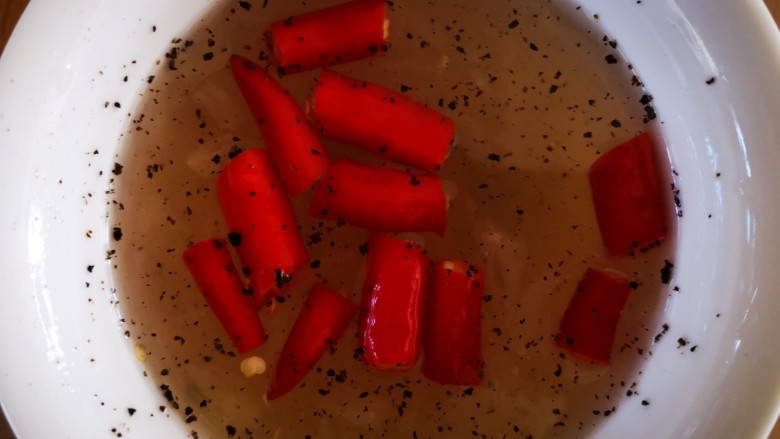 简版泰式柠檬虾,搅拌均匀，即成汤汁