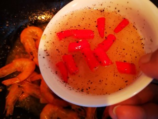 简版泰式柠檬虾,倒入调好的汤汁