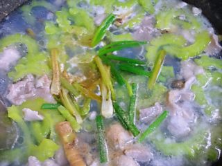 瘦肉苦瓜蚬子汤,撒些白胡椒粉、葱末段及刚才爆香的葱白即可倒入汤碗中。