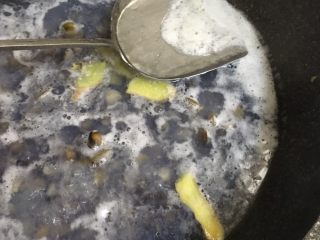 瘦肉苦瓜蚬子汤,水开后，把浮在表面的浮沫捞出。放入盐和鸡精调味。