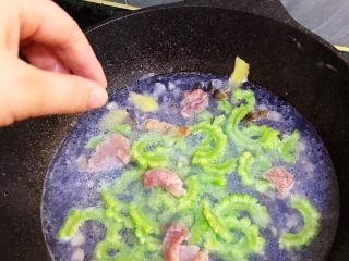 瘦肉苦瓜蚬子汤,加入苦瓜和瘦肉片煮熟。