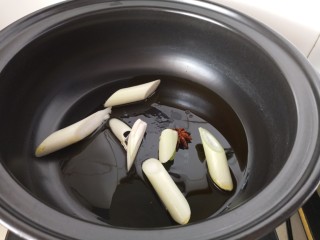 萝卜炖牛腩,炒锅热油，放入葱段八角爆香