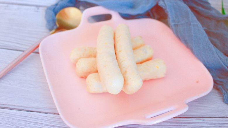辅食 宝宝版芝士玉米虾肠,盖上模具的盖子，上锅蒸15分钟即可。