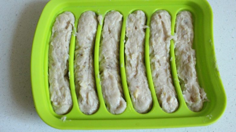 辅食 宝宝版芝士玉米虾肠,将肉馅均匀的挤进模具里，轻轻抹平