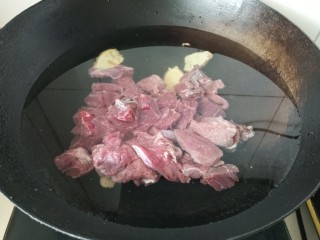 萝卜炖牛腩,牛肉切块后用凉水下锅焯去血沫