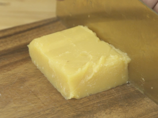 豌豆黄,冻好后取出，切成大小均匀的方块
