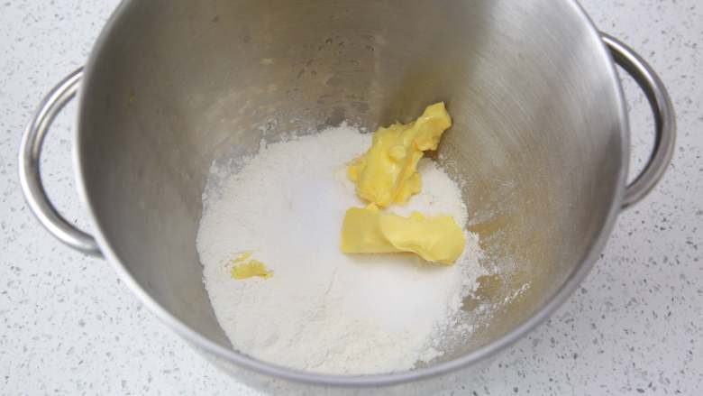 炫彩蛋黄酥,把油皮中的材料倒入搅拌碗里，