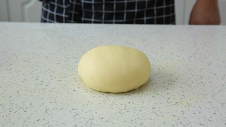 炫彩蛋黄酥,揉至光滑可拉出薄膜即可，出膜的油皮很有张力，不会破。揉好后盖上保鲜膜用包起来静置30分钟松弛。