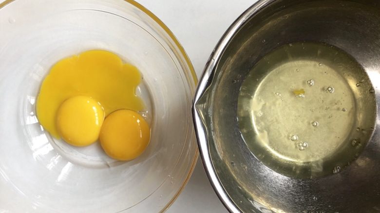 黑米糕,分离蛋黄与蛋清至无油无水的干净容器