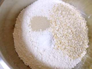 红糖麦片开花馒头,面粉中加入即食麦片、发酵粉和泡打粉混合均匀。