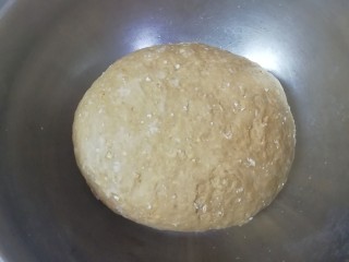 红糖麦片开花馒头,混合好的面粉里面分次加入红糖水，和成面团，盖上保鲜膜发酵至两倍大。