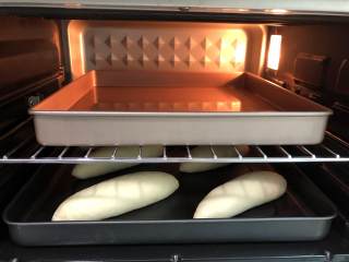 海苔肉松面包, 二发酵至1.5-2倍大
发酵差不多就可以拿出，预热烤箱，上下170度10分钟