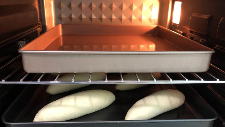 海苔肉松面包, 二发酵至1.5-2倍大
发酵差不多就可以拿出，预热烤箱，上下170度10分钟