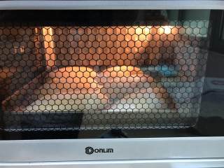 海苔肉松面包,送进事先预热好的烤箱
上火165度下火150度15分钟