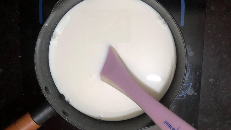 制作酸奶,加入细砂糖，搅拌至砂糖溶化