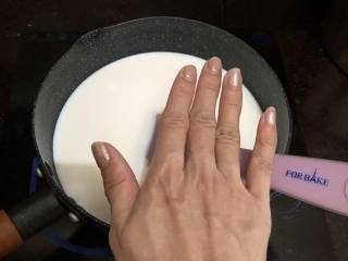 制作酸奶,.用手感受一下温热不烫手的，如果用温度计测大约是42℃左右。即可离开电磁炉
然后加入菌粉时奶液温度不可超过45℃，以免过高温度影响菌粉的活性。
一边搅拌一边加入酸奶菌粉。加入菌粉后继续搅拌一会儿让菌粉充分的和奶液混合