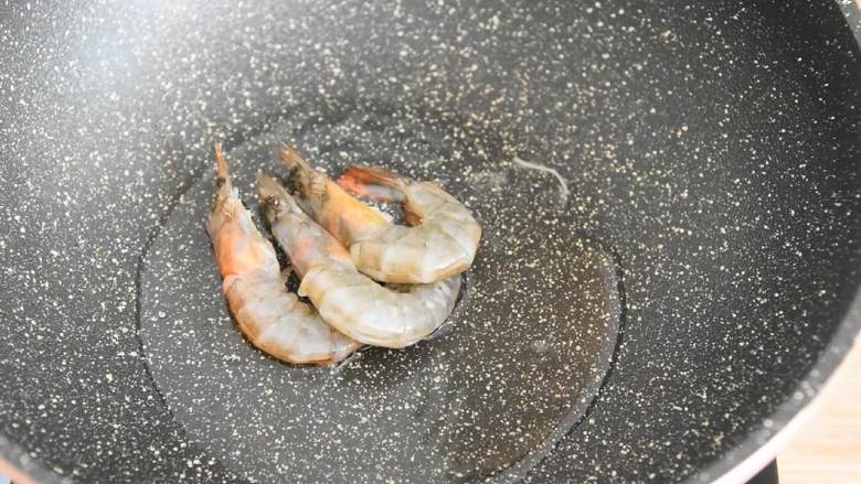 炒方便面—如何把泡面做成好像一般人吃不起的样子,油温烧至6成热，放入白虾，把虾煎至变色。