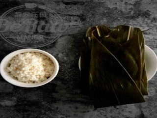独家秘制——咖啡粽子,淘洗糯米，洗净粽叶待用；