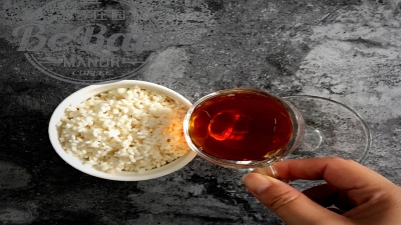 独家秘制——咖啡粽子,制作咖啡米，将萃取好的咖啡液倒入糯米中；