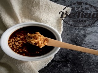 独家秘制——咖啡粽子,当米粒呈现下图颜色，且掰断一粒米粒可以看到米粒内部已经均匀浸润咖啡液体即可；