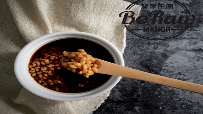 独家秘制——咖啡粽子,当米粒呈现下图颜色，且掰断一粒米粒可以看到米粒内部已经均匀浸润咖啡液体即可；