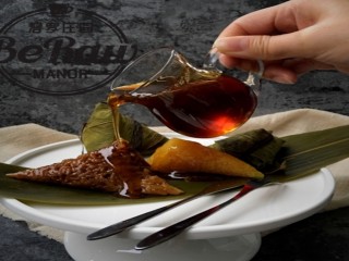 独家秘制——咖啡粽子,粽子出锅后淋上熬制好的糖浆食用；