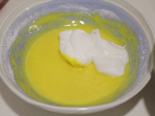 肉松小贝,取三分之一的蛋清加入到蛋黄面糊中。