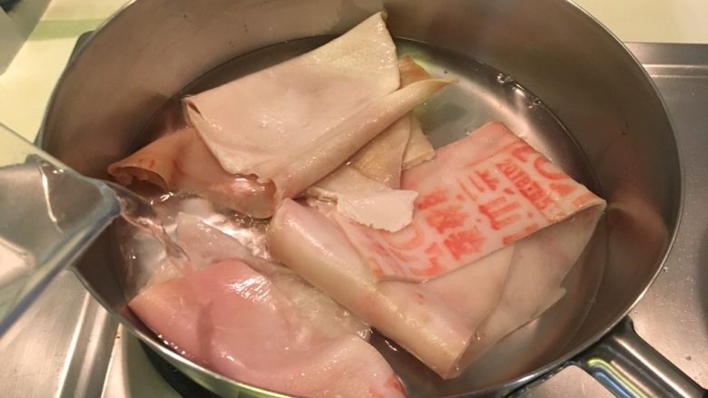 卤猪皮,放进锅里加水，淹过猪皮，煮开