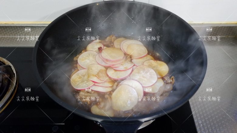 干锅水萝卜,倒入酱汁，煮开后转小火将水萝卜闷熟
