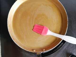 香葱牛奶鸡蛋煎饼,不粘锅刷一层油