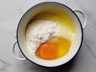 香葱牛奶鸡蛋煎饼,打入一个鸡蛋，适当的搅拌均匀