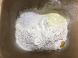 南瓜吐司,加入糖，盐，奶粉启动揉面程序