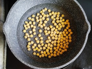 鹰嘴豆香肠咖喱意面,泡好的鹰嘴豆直接冷水入锅，水开后煮10分钟