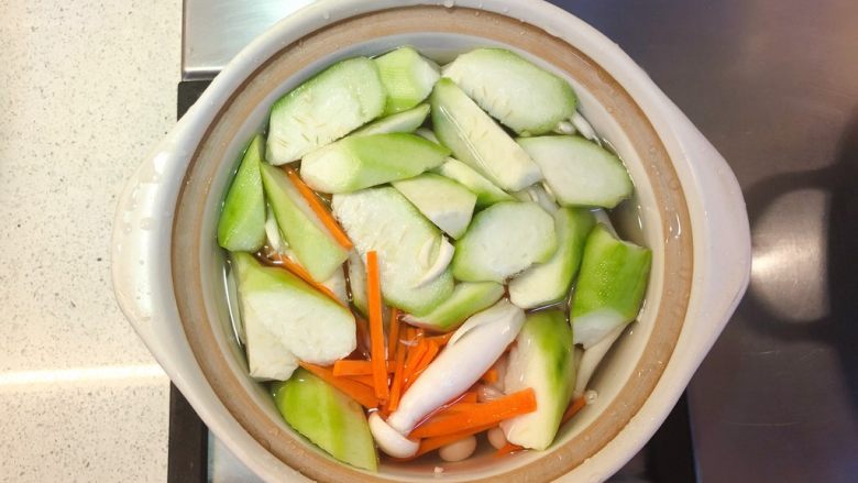 白玉菇丝瓜汤,砂锅中下水，放入所有食材。