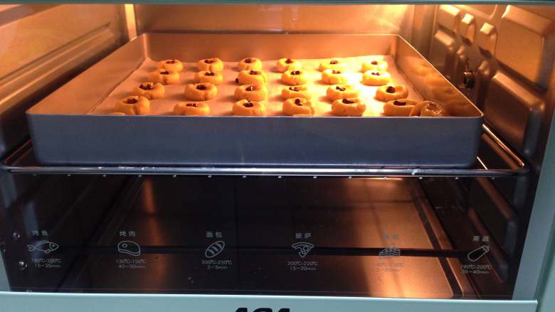 巧克力豆酥饼干,烤箱设置上火165度、下火170度，烘烤时间15分钟预热，烤盘送入烤箱中层，烘烤至结束