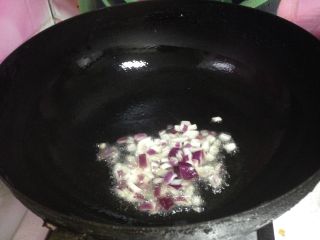 酸豆角炒肉丁,
热锅凉油放入洋葱碎炒出香味