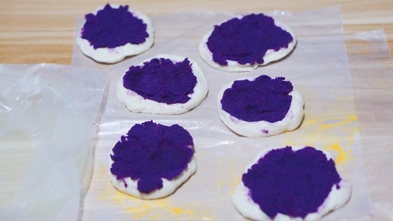 手抓饼版紫薯蛋黄酥-空气炸锅,把紫薯泥全部平均分到这六个面团上，一定要同时分配，这样可调节的空间比较大