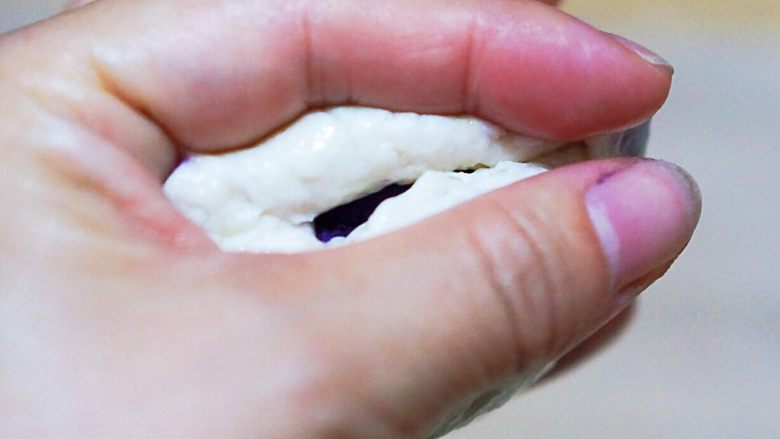 手抓饼版紫薯蛋黄酥-空气炸锅,因为我一个手拍照，一个手做面团，所以比较不方便，正确的方法是像包包子那样把它包起来