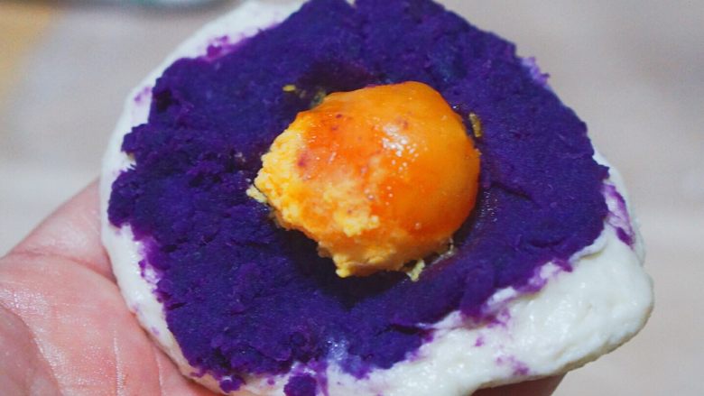 手抓饼版紫薯蛋黄酥-空气炸锅,像这样包包子一样
