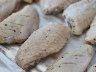 柠檬黑胡椒烤鸡翅,每一个鸡翅上再撒少许盐，不要撒多，多了会咸！！