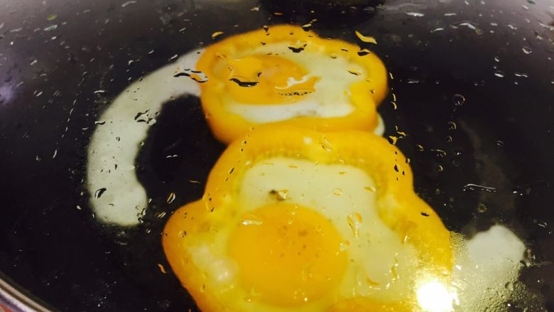 彩椒鸡蛋圈,盖上锅盖，中小火焖5分钟