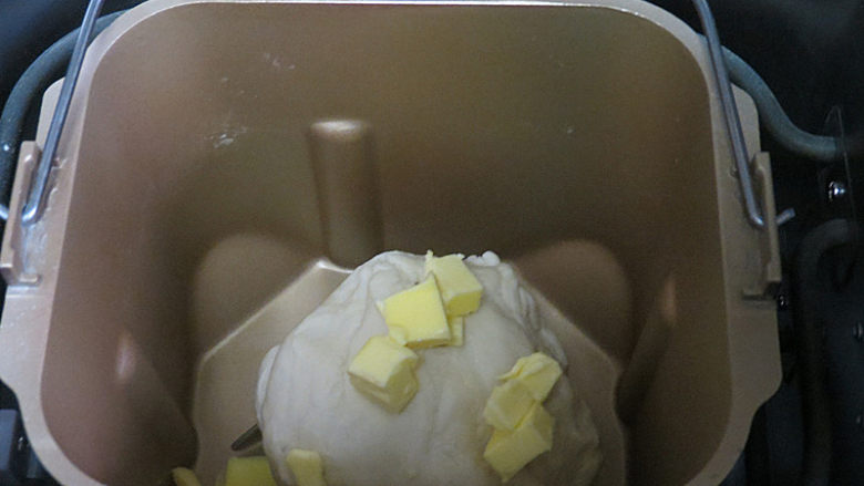 经典软餐包【黄油面包卷】,选择和面程序20分钟，揉成光滑的面团。加入黄油揉至扩展阶段
