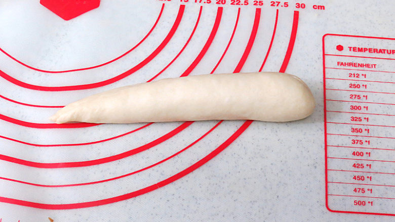 经典软餐包【黄油面包卷】,捏紧接口，做成一头粗一头细的形状，搓长
