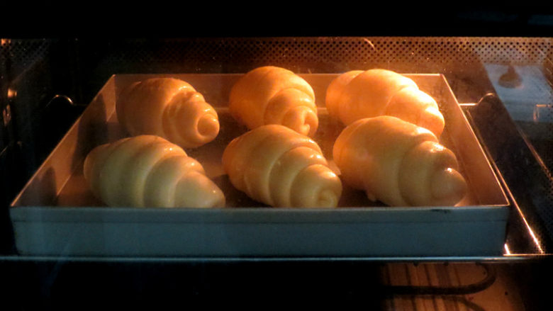 经典软餐包【黄油面包卷】,放入预热好的烤箱，185度，上下火，烘烤20-25分钟左右至金黄色