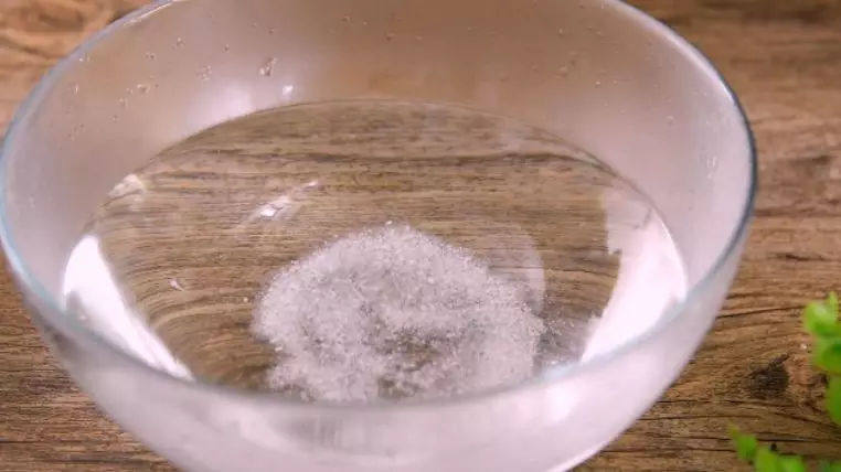 极力推荐最最过瘾的一款冰饮——冰柠雪碧,清水中撒入盐，拌匀 