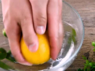 极力推荐最最过瘾的一款冰饮——冰柠雪碧,放入柠檬、青柠浸泡10分钟，换清水，揉搓表面蜡质