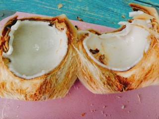 椰肉玉米排骨汤,用刀劈开，发现进口的汁多甜，但椰肉比较薄。