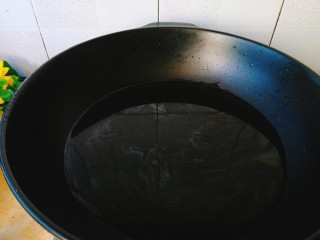 椰肉玉米排骨汤,取出炒锅，锅里坐水，煮开。