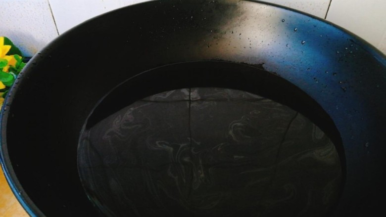 椰肉玉米排骨汤,取出炒锅，锅里坐水，煮开。